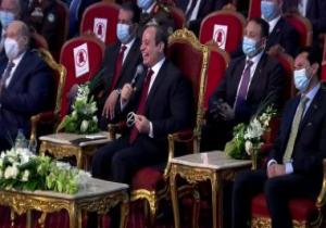 الرئيس السيسي يداعب طفلة من أصحاب الهمم: "ممكن تبقى وزيرة ثقافة للسن بتاعها"