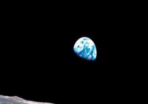 كيف التقطت ناسا صورتها الشهيرة Earthrise خلال مهمة القمر أبولو 8