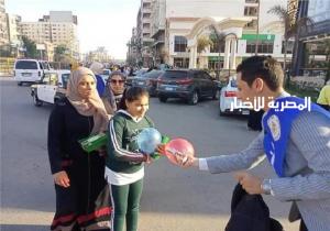 توزيع الهدايا والحلوى على المواطنين في ثالث أيام العيد بطنطا