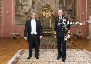 ملك السويد يرتدي وسام النيل خلال استقباله سفير مصر بالمملكة