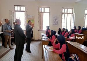 وكيل وزارة التعليم بأسيوط يتابع انتظام الدراسة بمدرسة خديجة يوسف