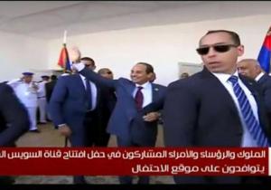 الرئيس السيسي يخلع البدلة العسكرية ويستقبل ضيوف افتتاح قناة السويس بالزي المدني 