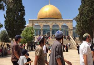 الاحتلال الإسرائيلي يغلق المسجد الأقصى بشكل مُفاجئ ويمنع دخول المصلين