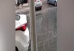 شاهد الأمطار الثلجية تتساقط على شوارع مكة المكرمة