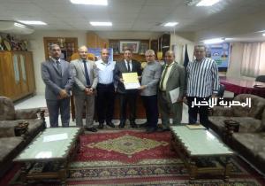 وكيل تعليم البحيرة يكرم مدير إدارة الموارد البشرية بالمديرية المركزية لبلوغة السن القانونى للمعاش