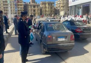 "مرور الدقهلية" توزع الورود على المواطنين احتفالًا بعيد الشرطة