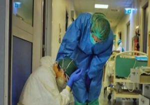 صورة بـ1000 كلمة..مشهد مؤلم لطبيب إيطالى بعد تسجيل 475 حالة وفاة بكورونا