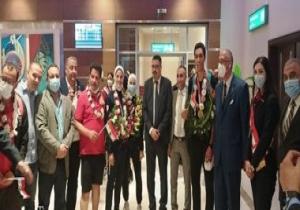 مطار القاهرة يستقبل أبطال مصر هدية ملاك وسيف عيسى بالورود