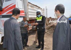 محافظ الغربية يفاجئ المطاعم المتنقلة المخالفة لقرار الغلق ويحرر محاضر لأصحابها