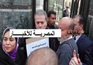 بالصور... عكاشة يرفع لافتة لرفض "الخدمة المدنية" أمام "النواب"