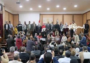 بالصور محافظ كفرالشيخ يكرم 20 من المتميزين تشجيعا لهم .. بينهم بطلة رياضية كفيفة
