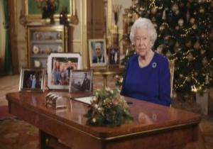 ملكة بريطانيا تقطع تورتة عيد ميلادها بطريقة غريبة
