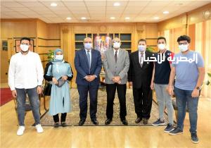 تكريم 3 طلاب عثروا على مبلغ مالي كبير داخل جامعة المنصورة / صور