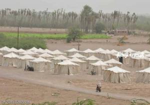 الحوثيون يقصفون مخيما للنازحين في الخوخة