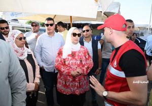 وزيرة التضامن تتفقد نقاط الخدمات الإغاثية والطبية للهلال الأحمر المصري بمعبر "قسطل" وموقف حافلات "كركر"| صور