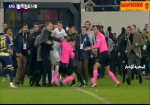 في مشهد مخجل.. حكم يتعرض للضرب المبرح في مباراة بالدوري التركي (فيديو)