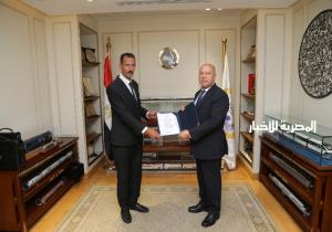 عثر على حقيبة بها أكثر من مليون جنيه.. وزير النقل يكرم سائق أتوبيس بشركة غرب ووسط الدلتا | صور