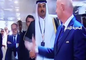 أمير قطر يرفض تقديم ماكرون قبله في حفل كأس العالم، إشادة بموقف تميم (فيديو)