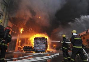 إخماد "حريق "  بأحد الأوناش بميناء الأدبية في السويس