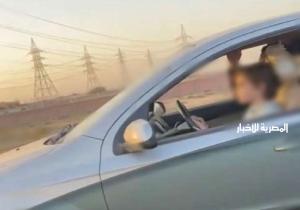 عقب رصدهما على مواقع التواصل.. ضبط شخص سمح لنجليه الصغيرين بقيادة سيارته بالغردقة