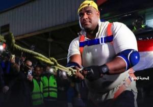 «أقوى رجل فى العالم» يسحب باخرة 700 طن بـ«أسنانه» لكسر الرقم العالمي في الغردقة.. اليوم