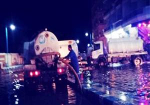 تابع.. كيف أنقذت فرق الطوارئ بمطروح الشوارع من الغرق بمياه الأمطار