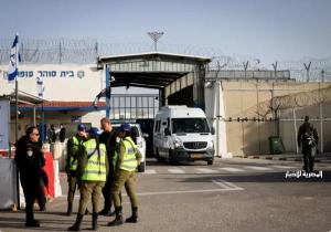 إسرائيل تبدأ في نقل الأسرى الفلسطينيين تمهيدًا للإفراج عنهم