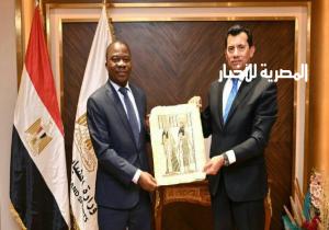 وزير الشباب والرياضة يبحث التعاون الثنائي مع سفير كوت ديفوار بالقاهرة