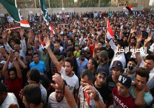 زعماء عشائر ورجال دين بين مئات المتظاهرين في البصرة