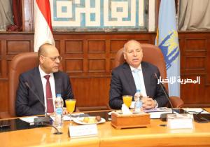 وزير العمل ومحافظ القاهرة يبحثان دعم العمالة غير المنتظمة و"عمال التراحيل"