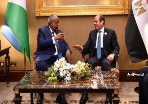 الرئيس السيسي يلتقي نظيره الجيبوتي على هامش أعمال القمة العربية بالبحرين