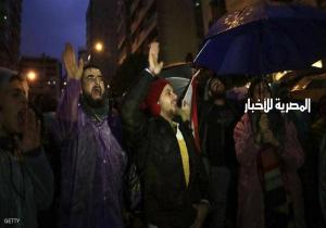 تحت المطر.. الغضب اللبناني لا يزال مشتعلا ضد حكومة دياب