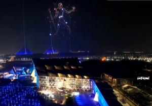 عروض مبهرة في سماء المتحف المصري الكبير وأهرامات الجيزة.. والضيوف يسجلونها بالهواتف الشخصية