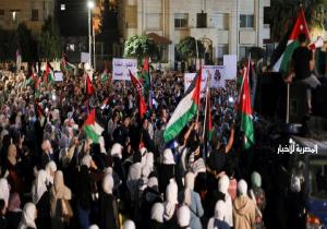 لليوم السابع على التوالي، الأردنيون يواصلون فعاليات حصار سفارة الاحتلال الإسرائيلي (فيديو)