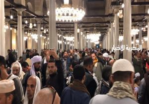 لا مكان لقدم.. الآلاف يحتفلون بالليلة الختامية لمولد الإمام الحسين| صور