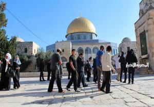 مُستوطنون إسرائيليون يقتحمون باحات المسجد الأقصى بحماية شرطة الاحتلال